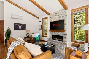 ein Wohnzimmer mit Couch und Kamin in der Unterkunft 3 Br Sleep 8 Hot Tub Fire Pit Stunning Views in Government Camp + 31 Fotos