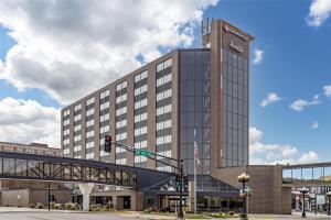 ein großes Gebäude mit einer Uhr darüber in der Unterkunft Executive Residency by Best Western Waterloo & Cedar Falls in Waterloo