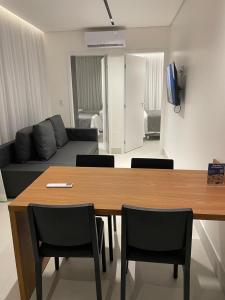 salon ze stołem, krzesłami i kanapą w obiekcie Resort alto padrão em Muro Alto, de 25 setembro a 02 outubro 2025 w mieście Ipojuca