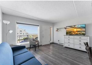 Телевизор и/или развлекательный центр в Acacia Beachfront Resort
