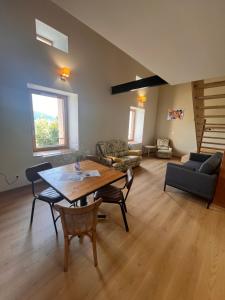 una sala de estar con una mesa y un sofá en Auberge de Boffres, en Boffres