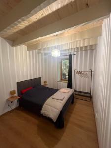 Un dormitorio con una cama grande en una habitación. en Auberge de Boffres, en Boffres