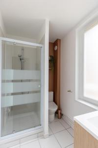 a bathroom with a glass shower and a toilet at Pont'Au Rêve - Hypercentre - Venise Normande in Pont-Audemer