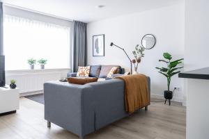 ein Wohnzimmer mit einer Couch und einem Fenster in der Unterkunft 6p newly renovated home with unique roof-terrace in Strijp