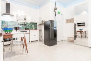 eine Küche mit einem Edelstahlkühlschrank und weißen Schränken in der Unterkunft Casa Vespri apartments A & B in Mailand