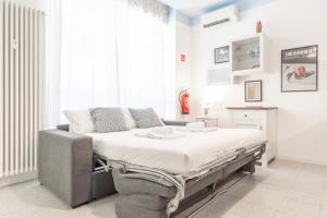 ein Krankenhausbett in einem Zimmer mit Fenster in der Unterkunft Casa Vespri apartments A & B in Mailand