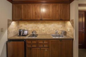 eine Küche mit Holzschränken und einer Spüle in der Unterkunft Everline Resort & Spa #718 & #720 in Olympic Valley