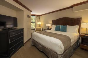 ein Schlafzimmer mit großem Bett und Flachbildfernseher in der Unterkunft Everline Resort & Spa #718 & #720 in Olympic Valley