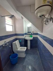 Un baño pequeño con inodoro y lavabo. en Sat Chit Ananda bhavan, en Darjeeling