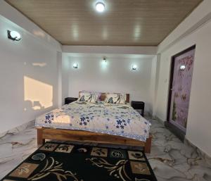 un dormitorio con una cama y una alfombra en Sat Chit Ananda bhavan, en Darjeeling 16 fotos más