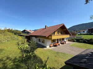a house with a roof on top of a yard at Landhaus Steibis - FEWO 4 Gipfel in Steibis
