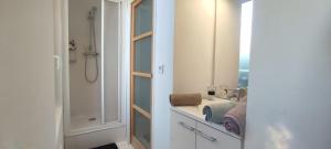 Et badeværelse på PARIS AUTHENTIC HOUSE Small, bright and calm studio + 15 billeder