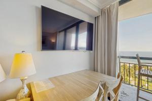 comedor con mesa y balcón en Sunset Dream, en Galveston