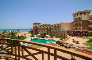 Πισίνα στο ή κοντά στο Royal Beach Luxury Hurghada