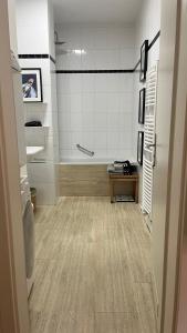 a bathroom with a bath tub and a sink at Modern & Cozy Apartment Münchner Freiheit with Balcony in Munich