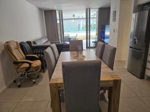 una sala de conferencias con una mesa y sillas de madera en Isibaya holiday leisure, en Sibaya 1 foto más