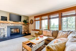 Χώρος καθιστικού στο Seventh Mountain Resort Condo