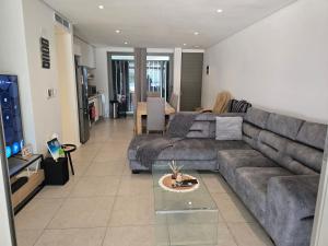 una sala de estar con un sofá y una mesa en Isibaya holiday leisure, en Sibaya