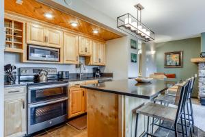 Η κουζίνα ή μικρή κουζίνα στο Seventh Mountain Resort Condo