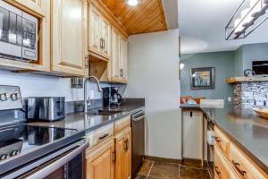 Η κουζίνα ή μικρή κουζίνα στο Seventh Mountain Resort Condo