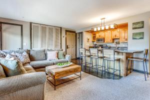 Η κουζίνα ή μικρή κουζίνα στο Seventh Mountain Resort Condo +38 φωτογραφίες