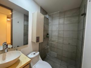 Un baño con ducha, inodoro y lavabo. en Modern Loft in 85st near Andino, en Bogotá 29 fotos más
