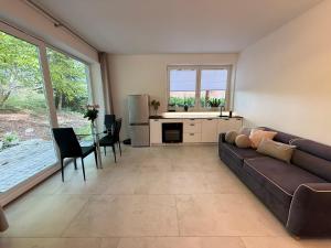 ワルシャワにあるLeśny apartament z ogrodemのソファとテーブルのあるリビングルーム