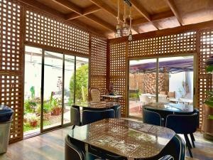 a dining room with a table and chairs and windows at Hotel Boutique Parque Brasil in Antofagasta