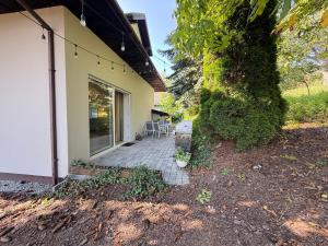 ワルシャワにあるLeśny apartament z ogrodemの木の家の出口