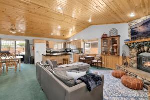 ein Wohnzimmer mit Couch und Küche in der Unterkunft River rock lodge #1953 in Big Bear Lake