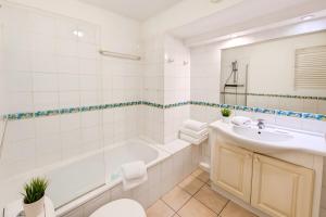 ボーソレイユにあるJosephine 325, Casino 5 Min, Rickeysの浴槽と洗面台のある白いバスルーム