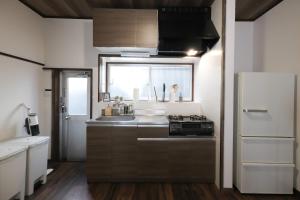 Kuchyň nebo kuchyňský kout v ubytování FUKUDA HOUSE - 鎌倉 横須賀 横浜 片瀬江ノ島電車35分 最大5名 1棟貸切 Switch有