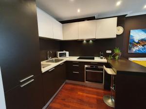 Η κουζίνα ή μικρή κουζίνα στο Beachfront Apartment +3 φωτογραφίες