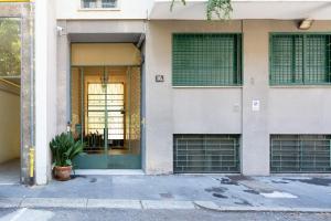 ein Eingang zu einem Gebäude mit einer gelben Tür in der Unterkunft Casa Vespri apartments A & B in Mailand