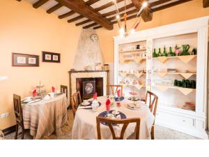 Reštaurácia alebo iné gastronomické zariadenie v ubytovaní Casa Fiorita