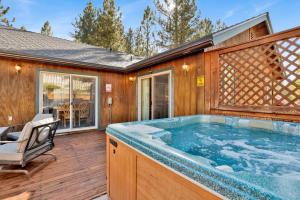 ein Whirlpool auf der Terrasse eines Hauses in der Unterkunft River rock lodge #1953 in Big Bear Lake