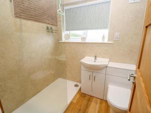 サンダウンにあるDowns Viewの洗面台とトイレ付きのバスルーム +22枚の写真