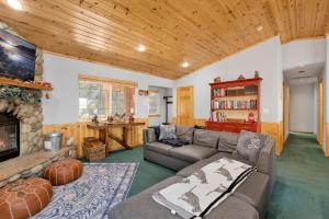 ein Wohnzimmer mit Couch und Kamin in der Unterkunft River rock lodge #1953 in Big Bear Lake