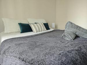 a large bed with pillows on top of it at Acogedor y Centrico dpto in Concepción