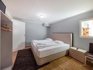 Tempat tidur dalam kamar di Mosebacke Hostel