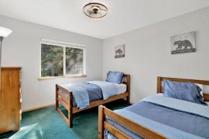 ein Schlafzimmer mit zwei Betten und einem Fenster in der Unterkunft River rock lodge #1953 in Big Bear Lake + 23 Fotos