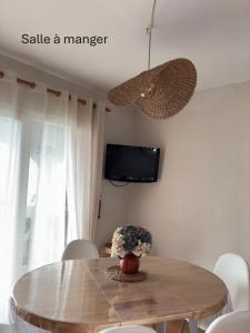Μια τηλεόραση ή/και κέντρο ψυχαγωγίας στο El Minorq'In