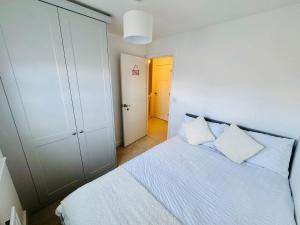 Postel nebo postele na pokoji v ubytování Cosy stay in Nottinghamshire