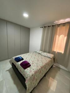 Postel nebo postele na pokoji v ubytování APARTAMENTO COMPLETO NO CORAÇÃO DO GONZAGA 300m DA PRAIA