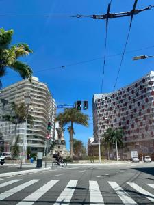 Fotografie z fotogalerie ubytování APARTAMENTO COMPLETO NO CORAÇÃO DO GONZAGA 300m DA PRAIA v destinaci Santos + 16 fotografií