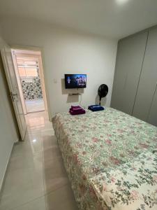 TV a/nebo společenská místnost v ubytování APARTAMENTO COMPLETO NO CORAÇÃO DO GONZAGA 300m DA PRAIA