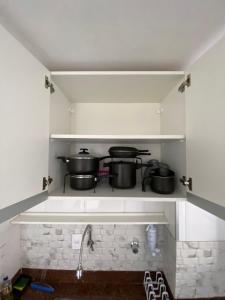 Kuchyň nebo kuchyňský kout v ubytování APARTAMENTO COMPLETO NO CORAÇÃO DO GONZAGA 300m DA PRAIA