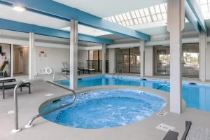 ein großer Pool mit Whirlpool in einem Gebäude in der Unterkunft Bluewater 1006 in Orange Beach