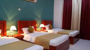 Postel nebo postele na pokoji v ubytování Al Karam Hotel Apartment + 37 fotografií
