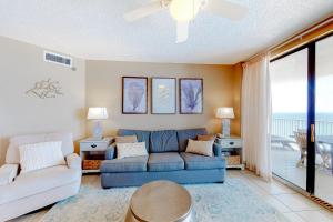 ein Wohnzimmer mit Sofa und Tisch in der Unterkunft Bluewater 1006 in Orange Beach